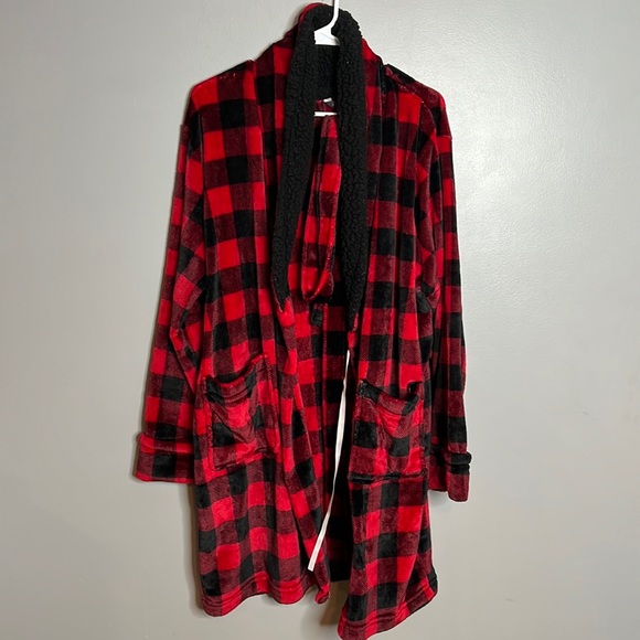 Amari black and red buffalo plaid soft and fuzzy bathrobe one size - Picture 1 of 6
